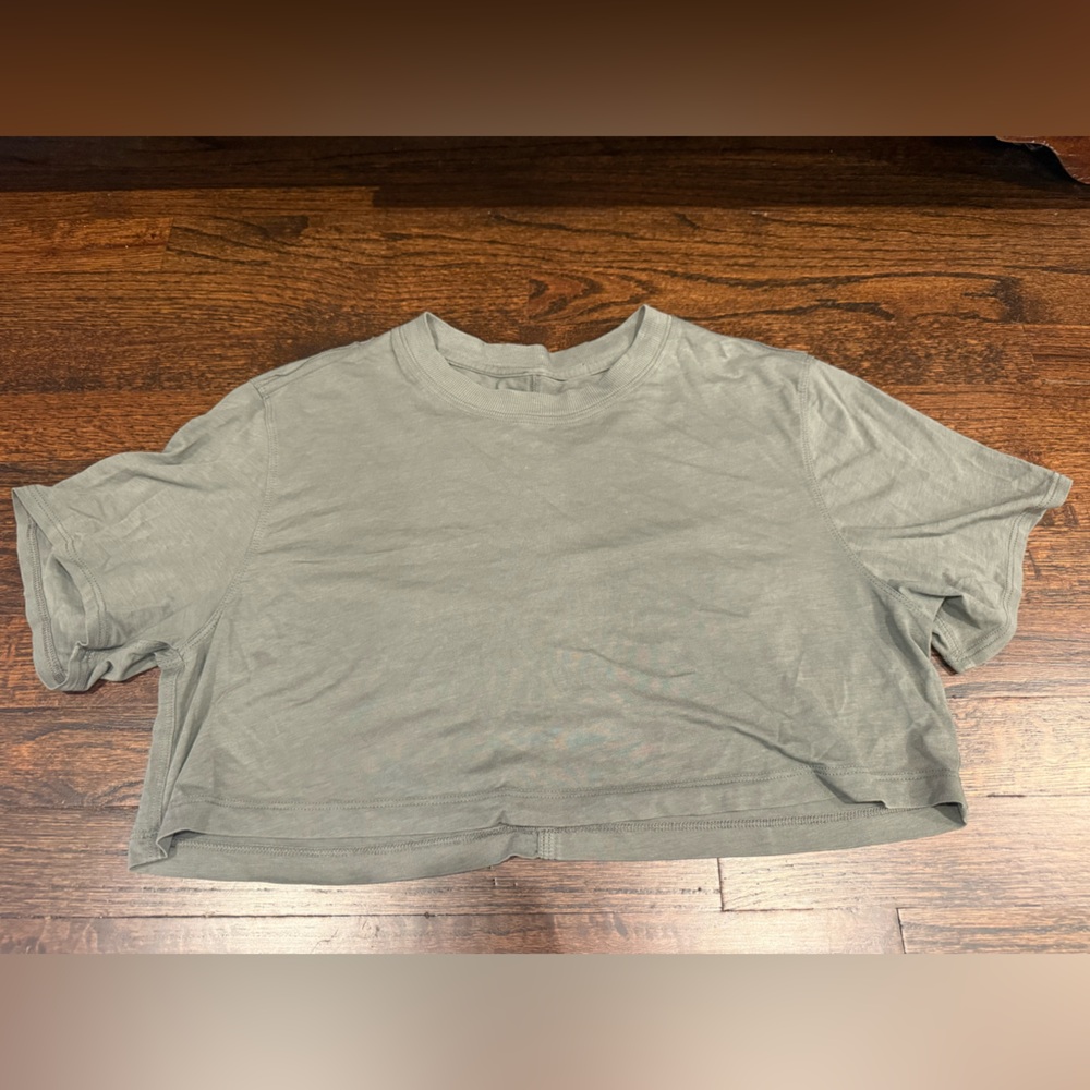 Lululemon Army Green Short Sleeve Crop Top Estimated size 6 like new gummy logo